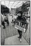 402479 Afbeelding van Marion Bienes van de Stichting voor Afschaffing van Dierproeven (S.A.D.) tijdens een protestactie ...